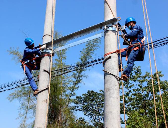 國(guó)網(wǎng)南溪供電：電力搬遷線路 “禮讓”宜賓港鐵路建設(shè)