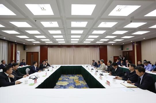 錢智民與保定市委書記黨曉龍、市長郭建英進(jìn)行座談交流