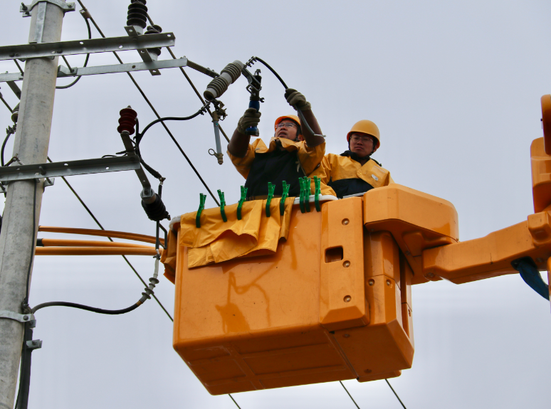 浙江寧波供電公司：電力桿線遷移“讓道”李馮路拓寬工程