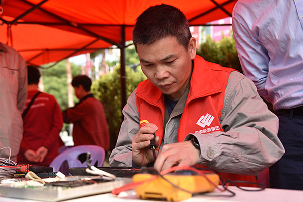 國能龍巖發(fā)電公司志愿者活動熱心服務當地市民