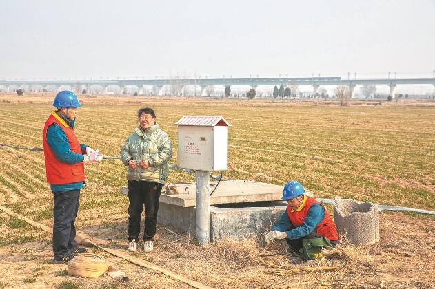 山東省梁山縣：黃河灘區(qū)上，井在地頭，電到井口