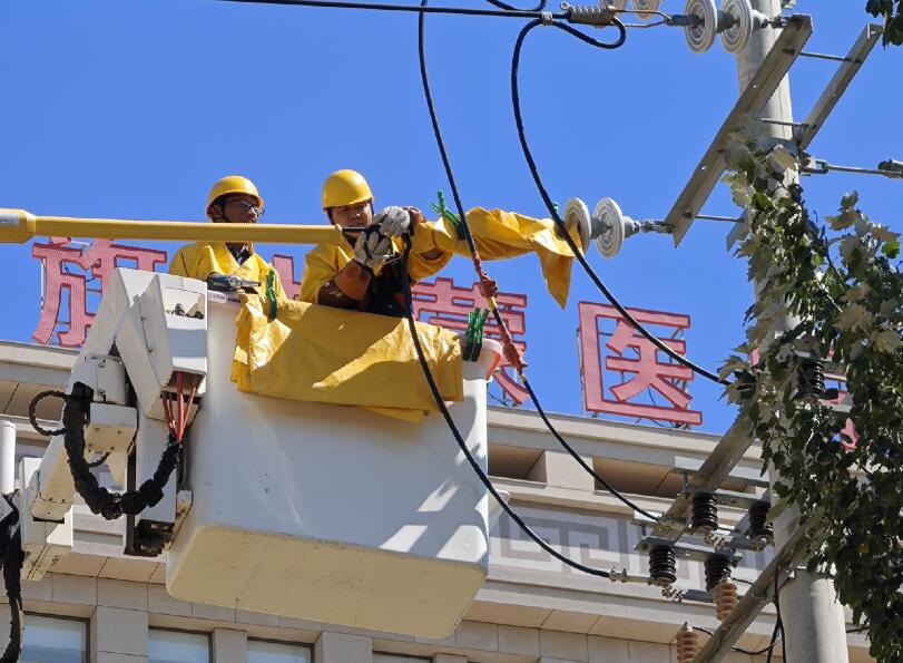 阿拉善供電公司迎夏峰帶電消缺，保醫(yī)電“汗”衛(wèi)民生