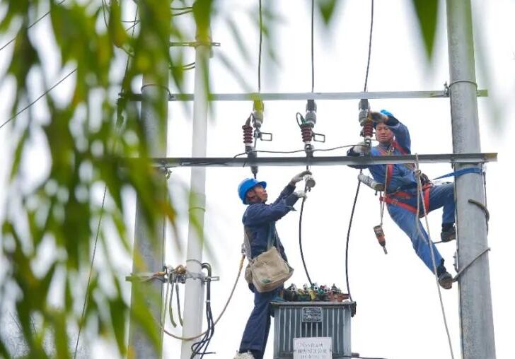 貴州麻江供電局變壓器增容改造 保元旦用電無憂