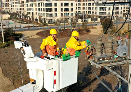 國網(wǎng)江蘇電力睢寧供電公司帶電消缺保春節(jié)可靠供電