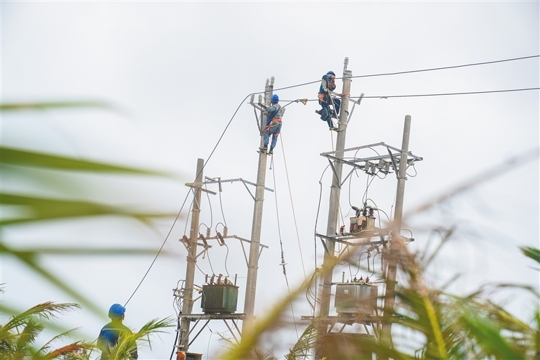 保亭、三亞等多個(gè)市縣供電隊(duì)伍全力支援文昌搶修復(fù)電