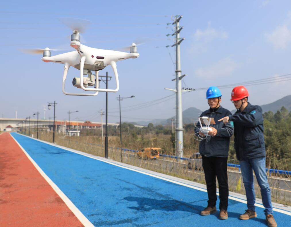 杭州蕭山供電應(yīng)用無人機(jī)為山區(qū)配電線路“把脈”